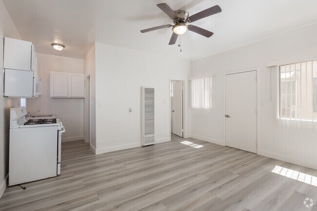 Estudio - 500 pies cuadrados - Sala de estar - 1935 Myrtle Ave.