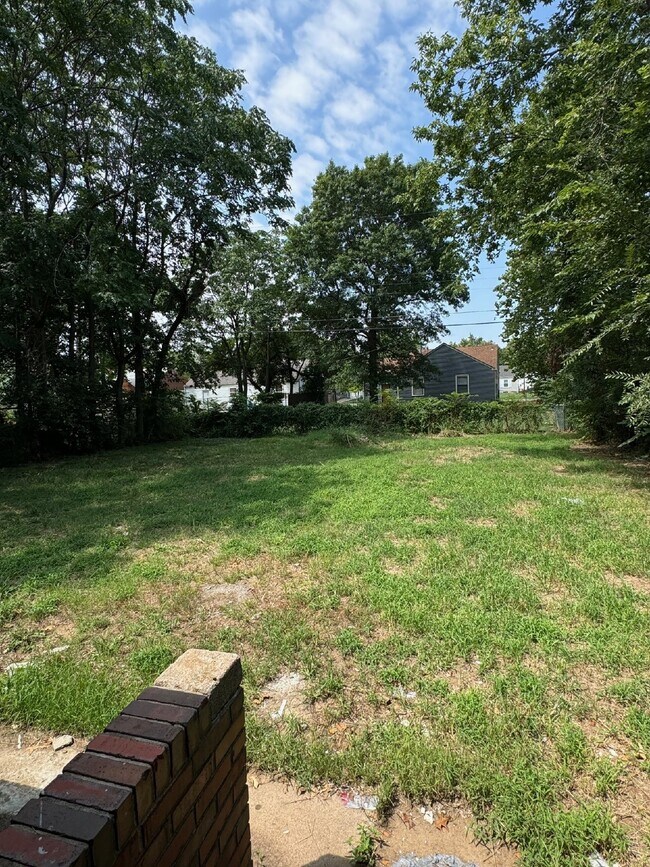 Building Photo - 1 Bedroom, 1 bathroom Duplex with hardwood...