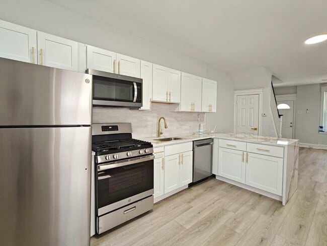 Building Photo - 3032 n stillman-