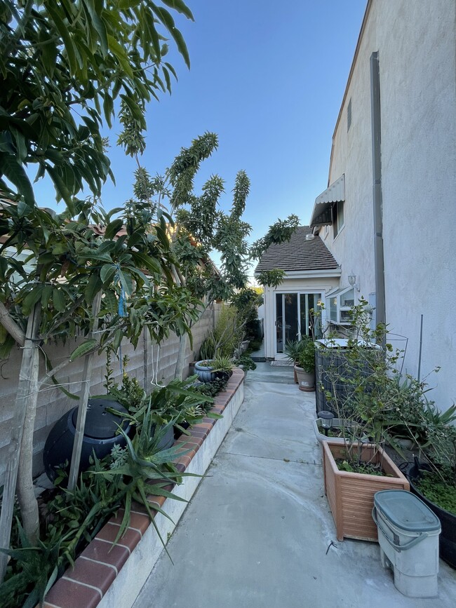 Building Photo - 10725 La Terraza Ave