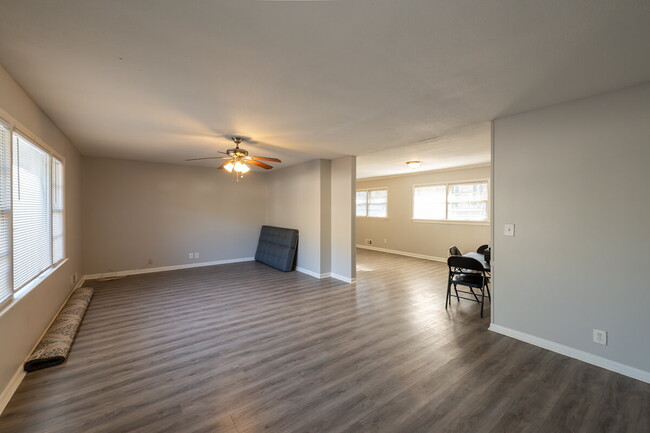 Building Photo - "Charming 3-Bedroom Retreat with 2 Full Ba...