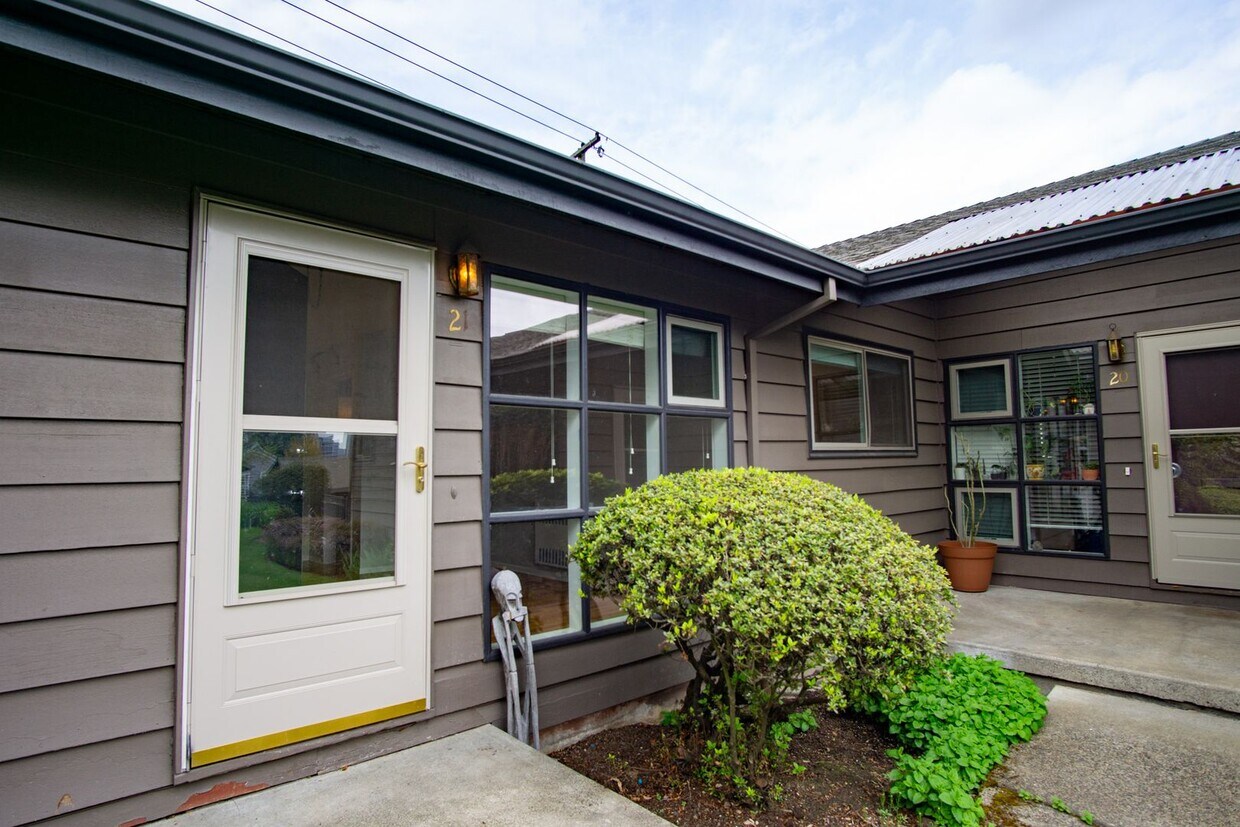 Primary Photo - Mid-Century 2bdr with Patio Near OHSU Read...