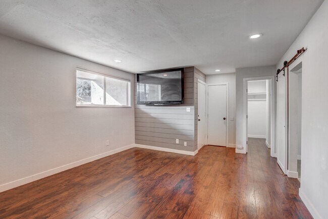 Foto del edificio - $1,295.95 - 1 Bed Updated Condo right by Cherry Creek Shopping Center!