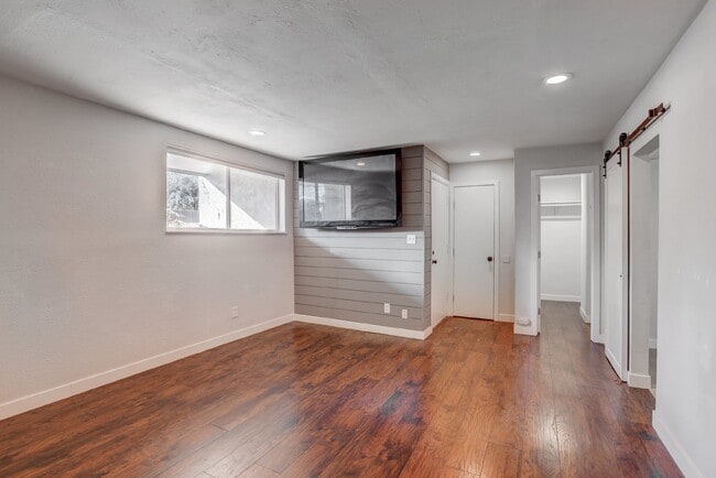 Building Photo - $1,295.95 - 1 Bed Updated Condo right by Cherry Creek Shopping Center!