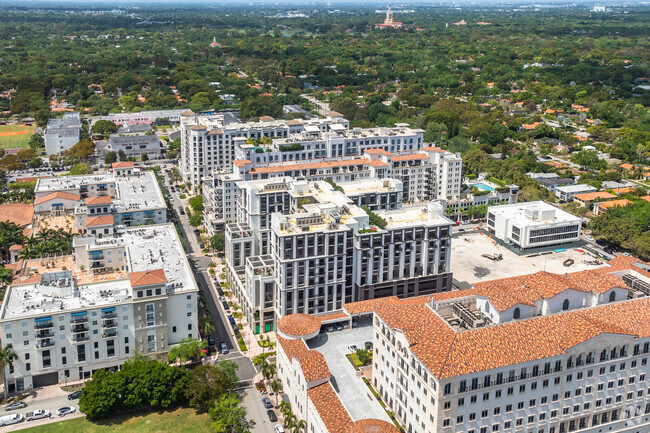 4111 Salzedo St - Disparo de contexto hacia el este - Belmont Village Coral Gables