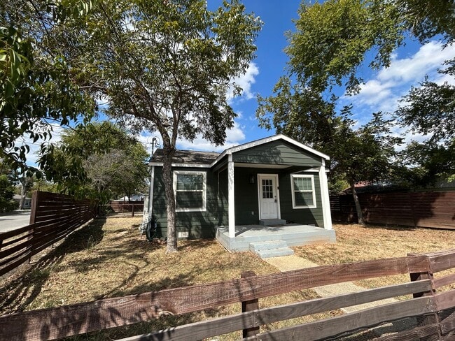 Foto del edificio - 3 Bedroom Craftsman Style House Close to D...