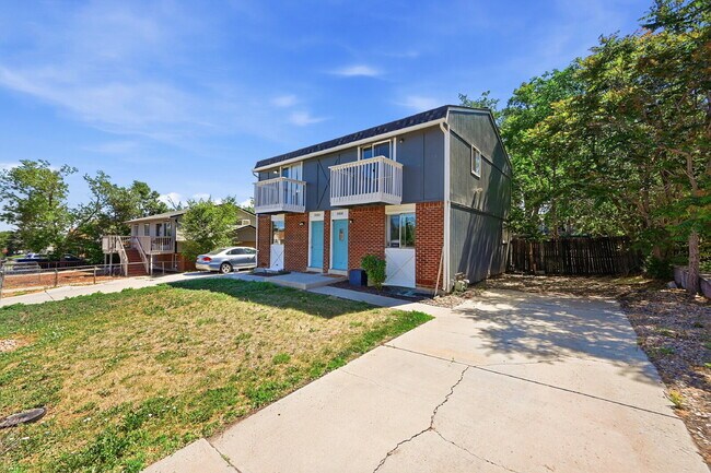 Foto del edificio - $1,695.95 - 2 Bed, 1 Bath Townhome In Denver with In Unit Laundry!