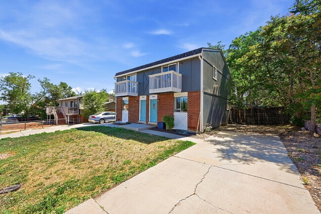 Building Photo - $1,695.95 - 2 Bed, 1 Bath Townhome In Denver with In Unit Laundry!