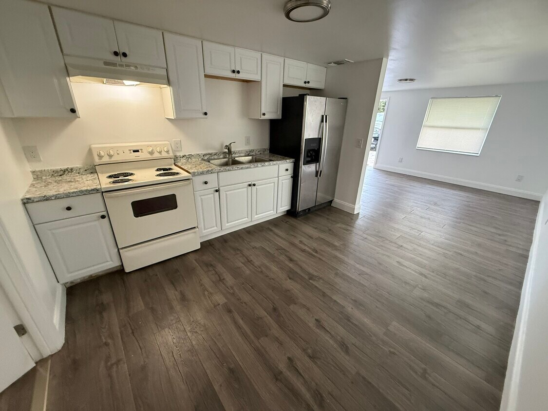 Kitchen - 1015 58th Avenue Dr E