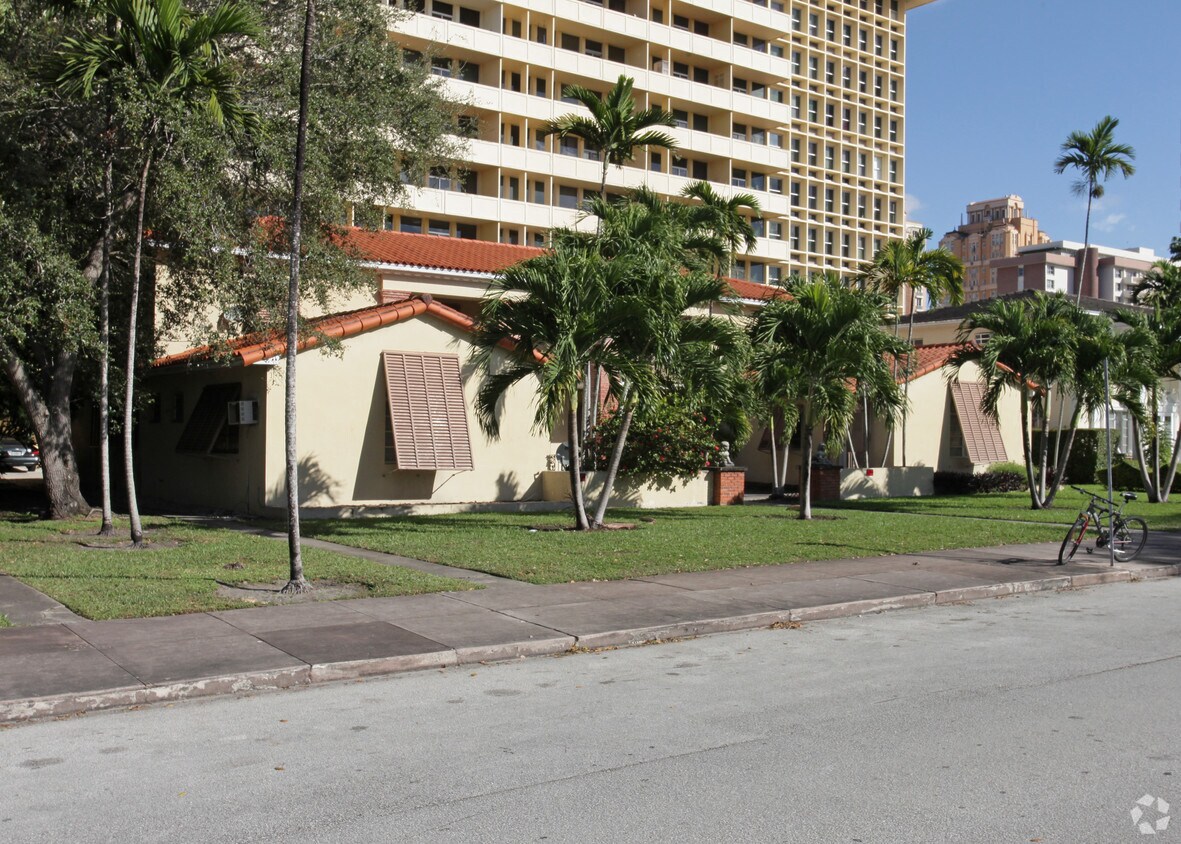 Primary Photo - 717 Valencia Ave