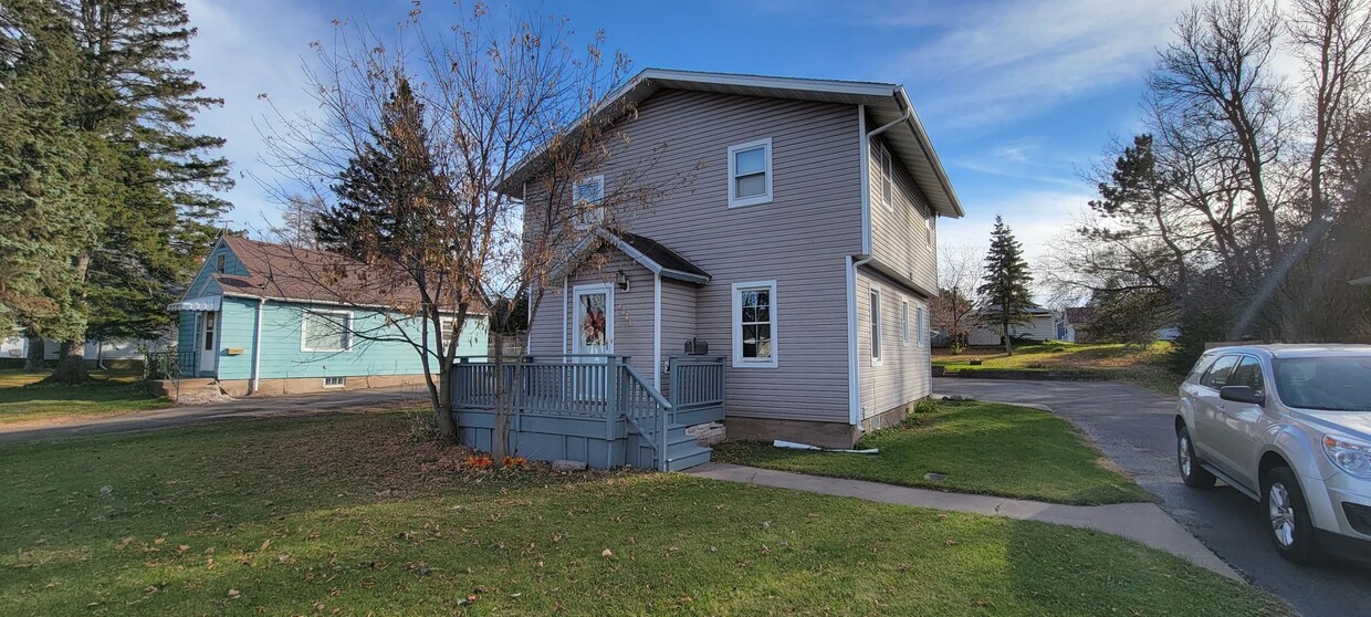 Primary Photo - AVAILABLE Now - 3 Bed Home in Cloquet w/3 ...