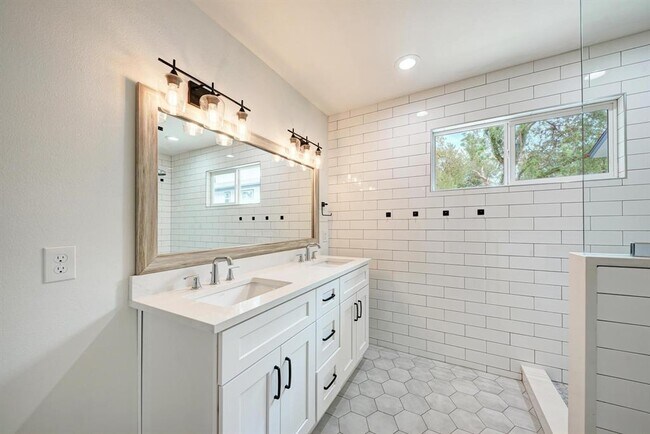 Foto del edificio - 1703 Hillcrest Ln