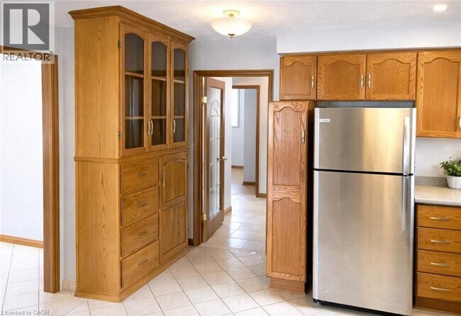 Building Photo - 227 Templemead Dr