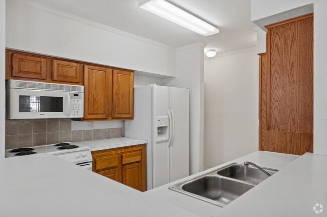 2BR, 2BA - 904SF - Kitchen - TownePark Fredericksburg