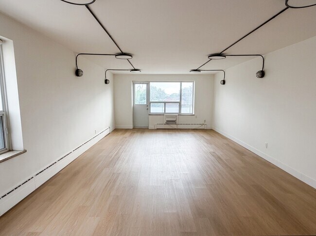 Photo du bâtiment - 420 Eglinton Ave E