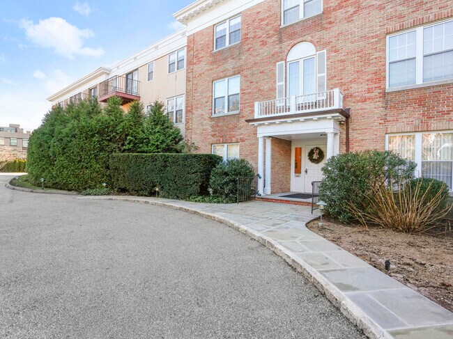 Front - 140 Field Point Rd