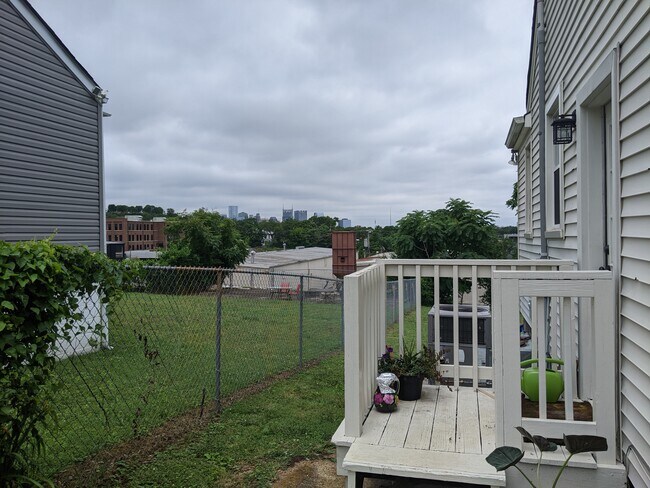 Great view of downtown. Less than 2 miles! - 604 Hamilton Ave House