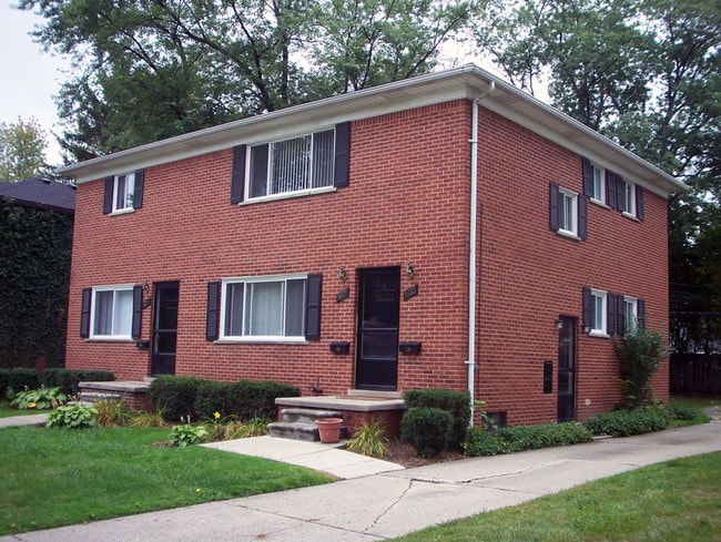 Building Photo - 1623 W Farnum Ave