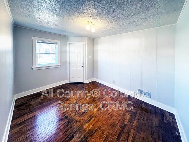 Building Photo - 1431 W Kiowa St