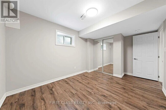 Photo du bâtiment - 10 Leslie Ave