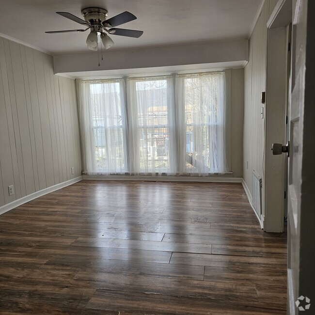 Living room - 609 Redmond Ave