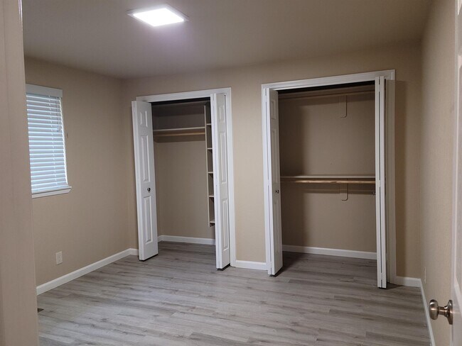 Foto del edificio - 4334-4336 Rose Hill Ct