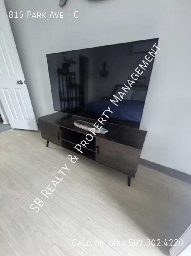 Building Photo - Furnished Studio Apartment