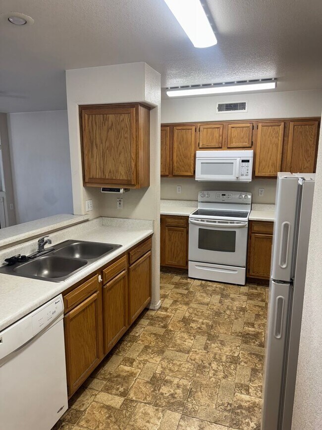 Building Photo - Ready For Move-In! Two-Level Townhome with...