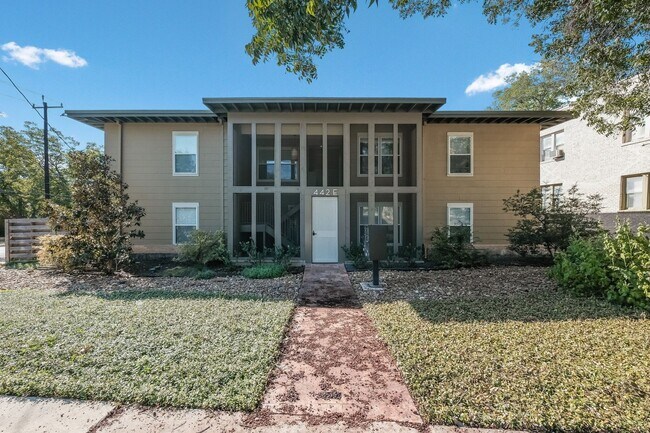 Foto del edificio - Renovated 1/1 Mid-Century Gem in Historic ...