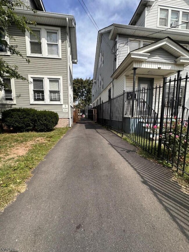 Building Photo - 87 Lyons Ave