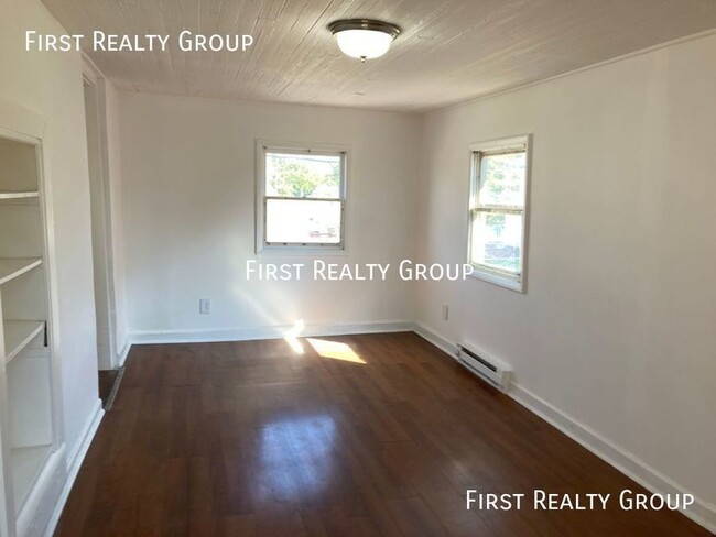 Building Photo - 1 Bedroom Upstairs Apartment, Move in Ready!