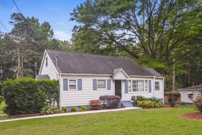 Building Photo - Cute renovated 2 bedroom, 1 bath bungalow