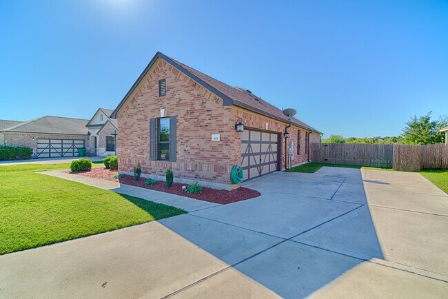 Foto del edificio - Cozy 3BR/2BA Home with Covered Deck & Fenc...