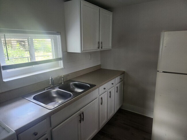 Building Photo - 1712 State Avenue (Full Service)