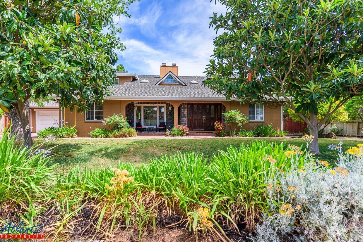 Foto principal - Stunning Home | Desirable Neighborhood | D...