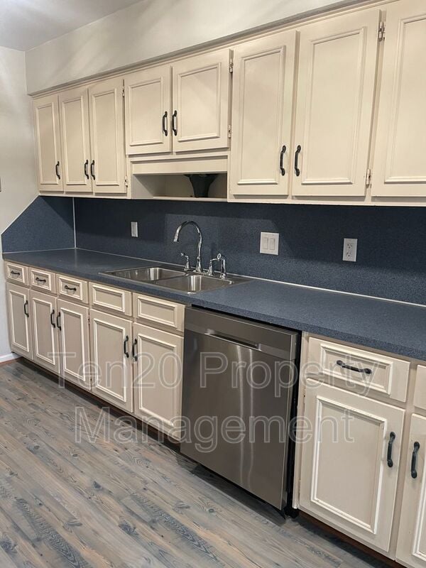 Foto del edificio - 1340 Blanchfield Dr