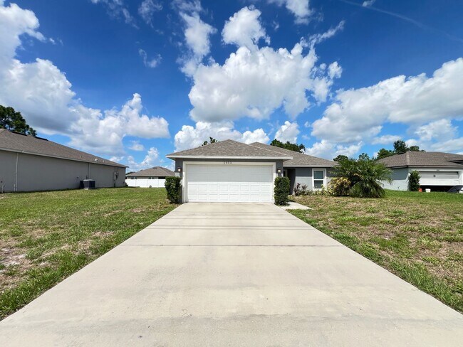 Building Photo - BRAND NEW 3/2 w/ office HOME in Deltona!