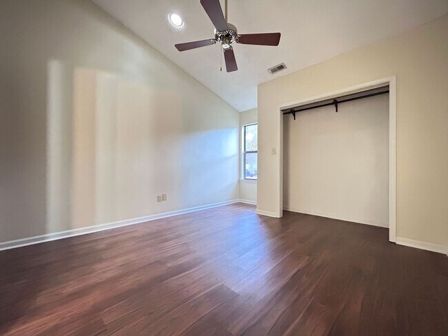Foto del edificio - Cozy 2-Bedroom Townhome in Virginia Beach ...