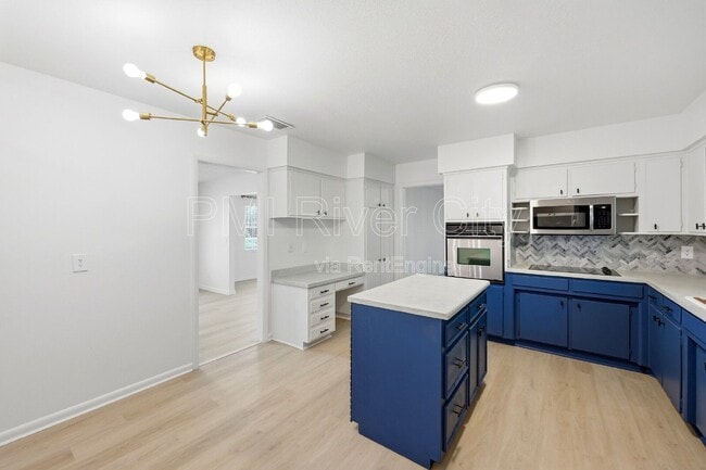 Building Photo - 2860 Cedarcrest Dr