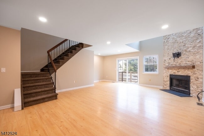 Building Photo - 7 Lake Ct