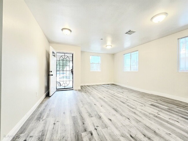 Building Photo - 321 E 103rd St