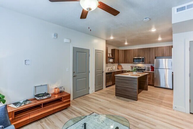 Cocina (2 camas/2 baños) - Wingspan Apartments
