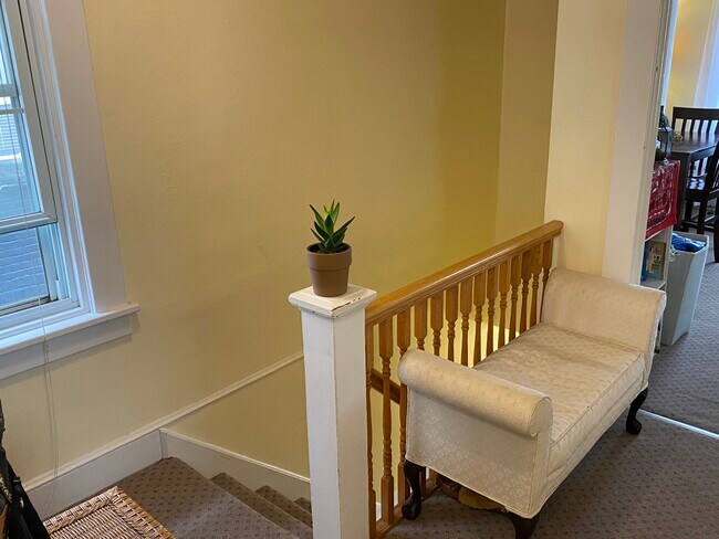 Landing looking down the stairs - 9 Green St