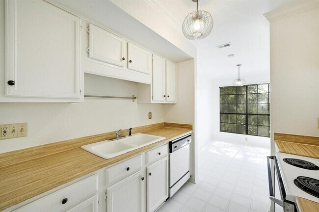 Building Photo - 4159 Steck Ave