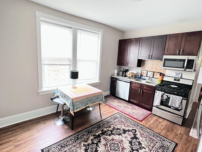 Foto del edificio - 3229 W Division St