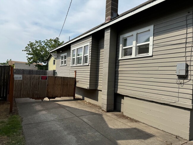 Building Photo - 4 Bedroom House on U of O Campus - AVAILAB...