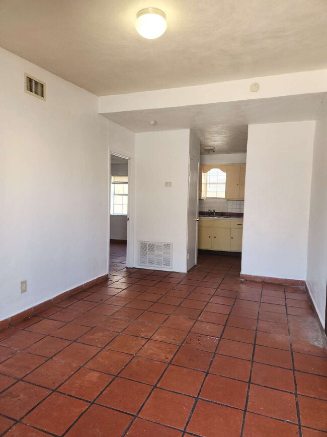 Building Photo - Available 2 bed 1 bath with large private ...