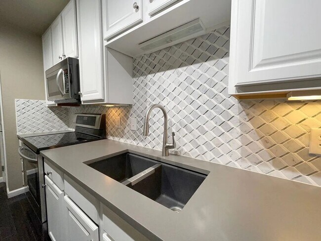 Building Photo - Modern 2 Bed/2 Bath Townhome with Pool Access & Attached Garage - Available June 1