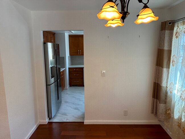 Dining room 2 - 43 E Court Ln