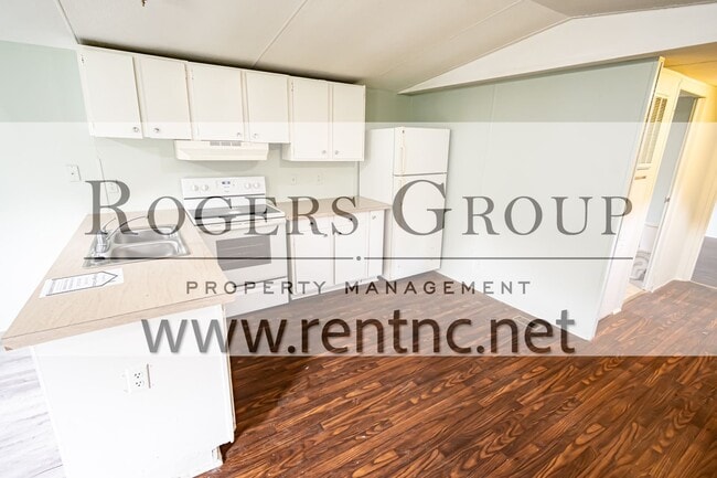 Foto del edificio - 241 Hidden Lake Ln